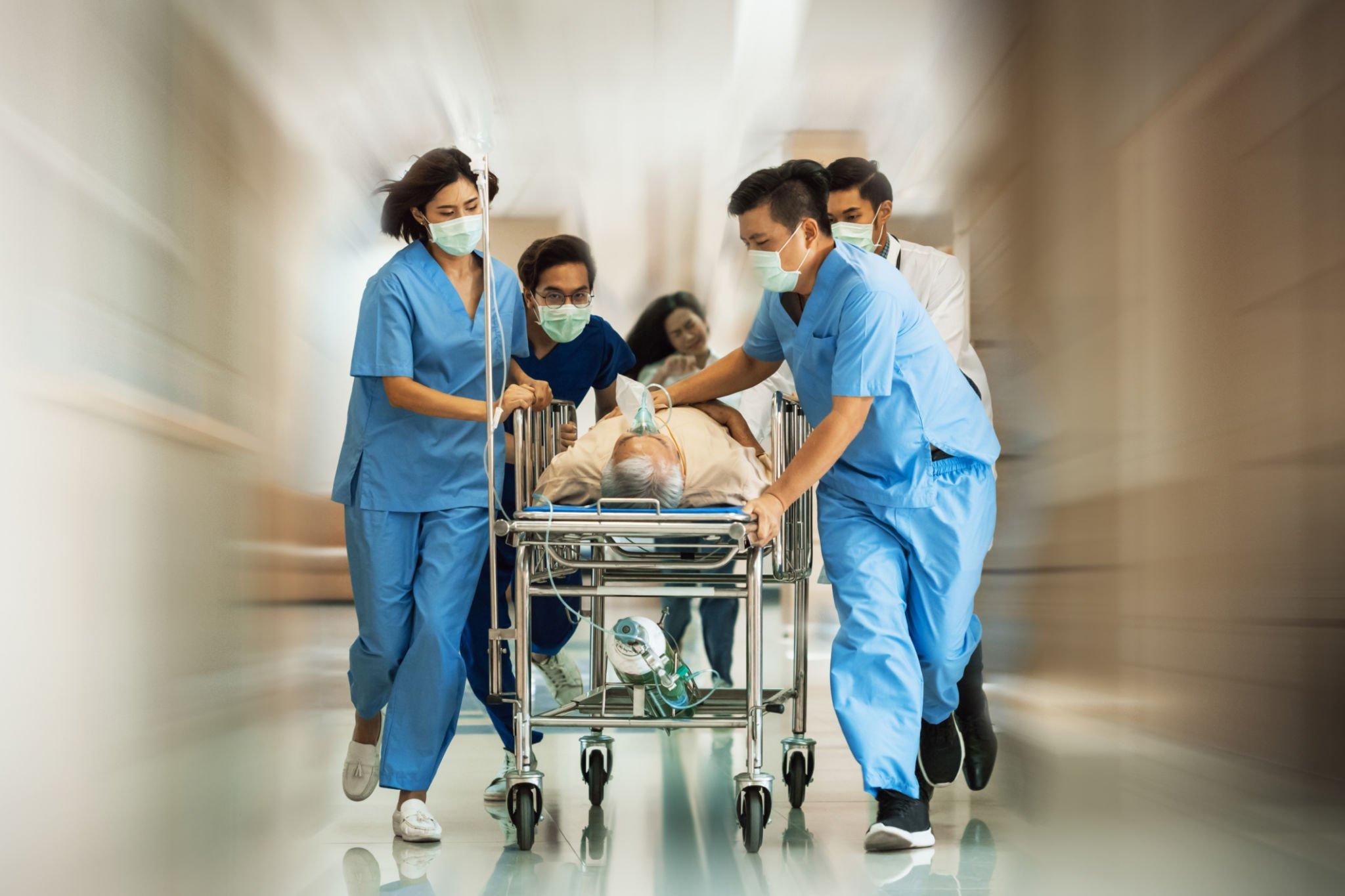 a team of doctors rapidly taking emergency patient to the emegency ward