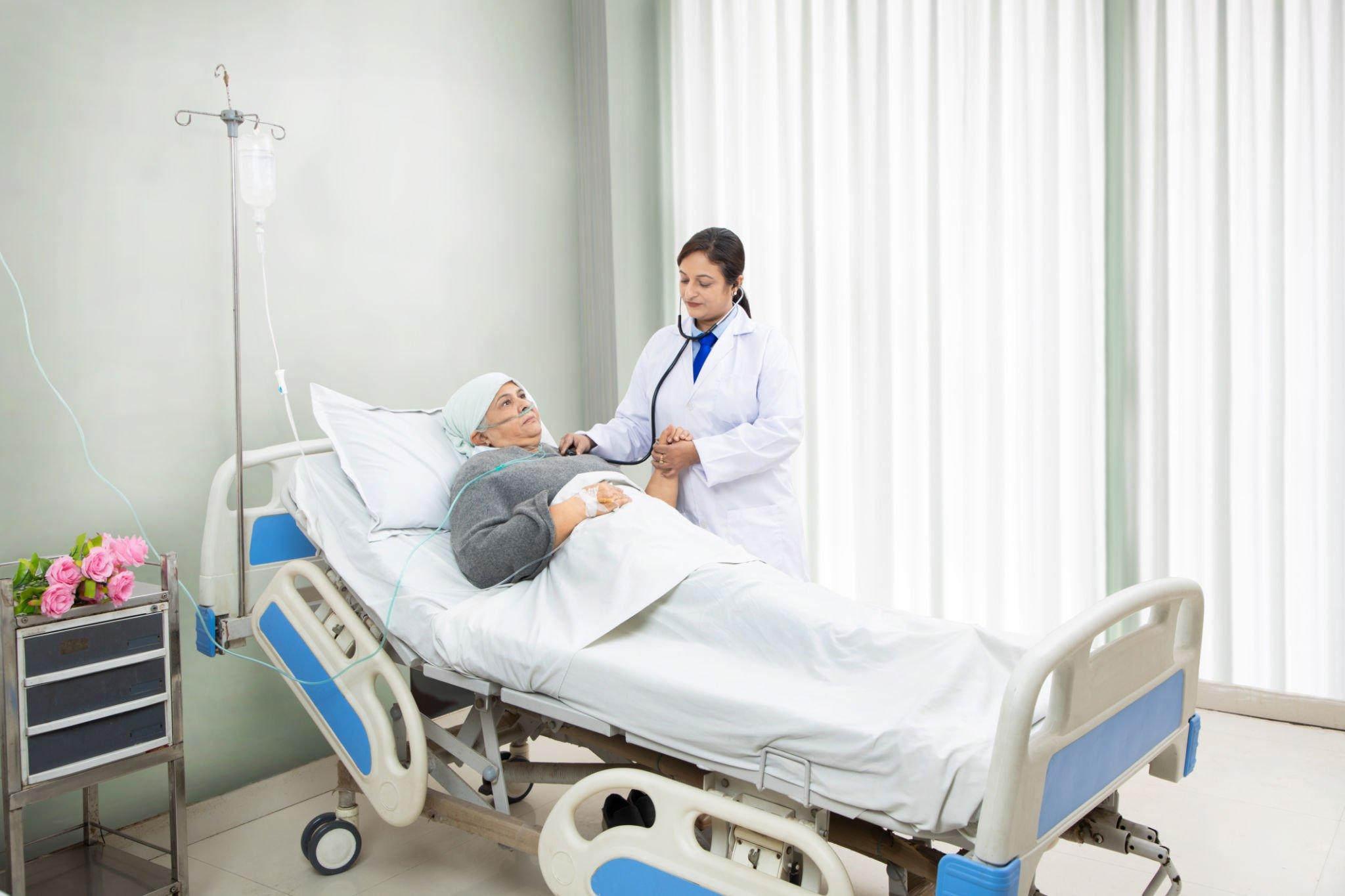 a female doctor handling trauma patient in best emergency hospital in patna