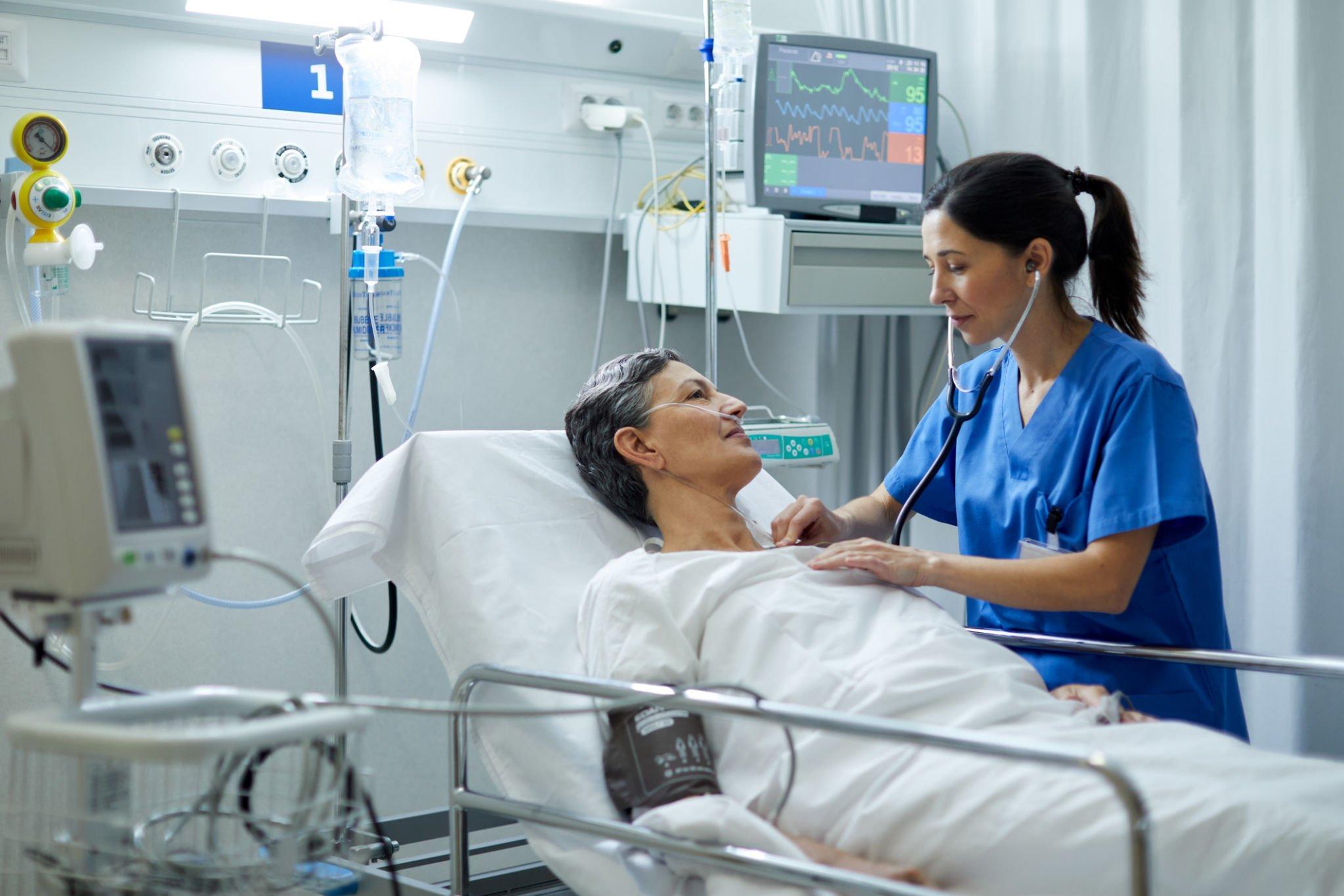 a female doctor handling cardiac arrest patient in best emergency hospital in patna
